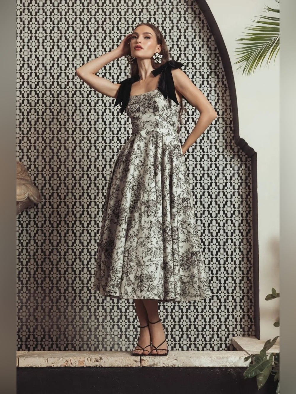 MAC DUGGAL
Black Ivory Printed A Line Midi Dress With Bow Straps Size 2
